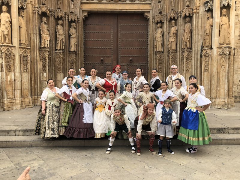 Nuestro grupo de Bailes Regionales en la Plaza de la Virgen