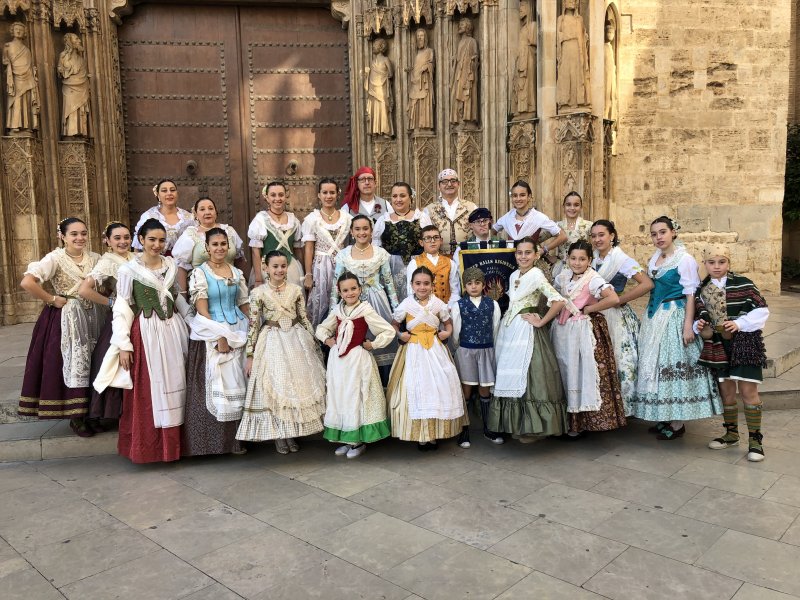 Nuestro grupo de bailes en la Plaza de la Virgen